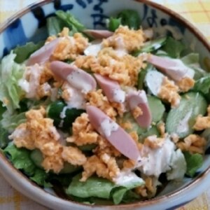 魚肉ソーセージと炒り卵の春色サラダ